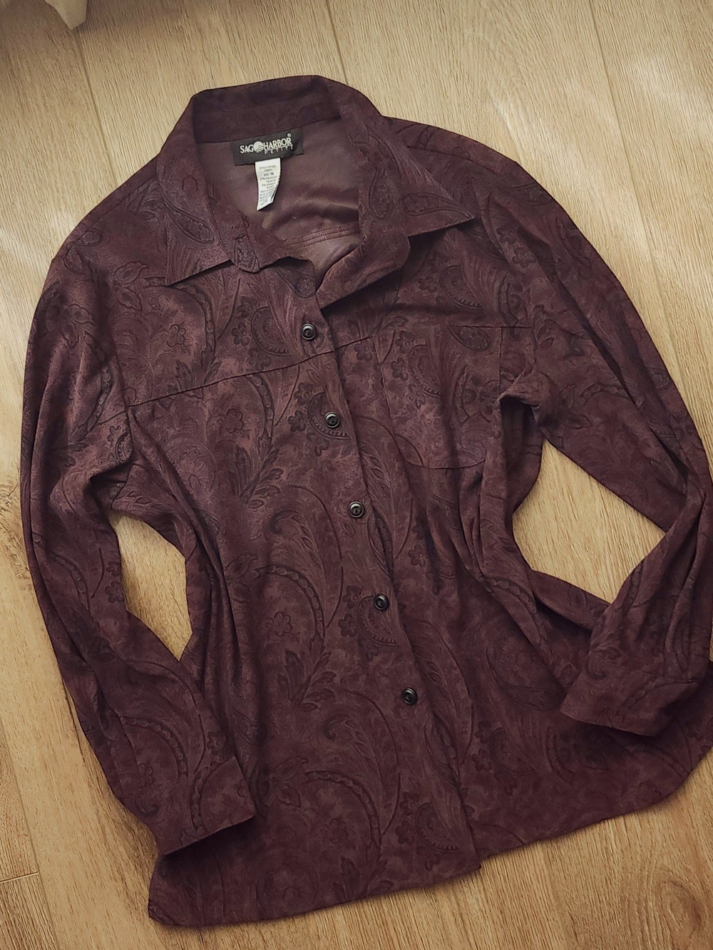 VTG Sag Harbor Women's Burgundy Paisley Button-Front Blouae